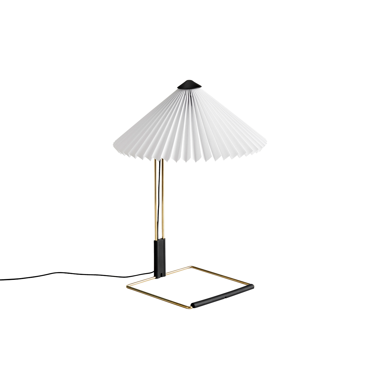 Bordlampen Matin fra Hay, har et moderne og delikat design, samtidig som den har et klassisk uttrykk. Lampen består av en ramme i polert messing, med en plissert lampeskjerm i bomull.
