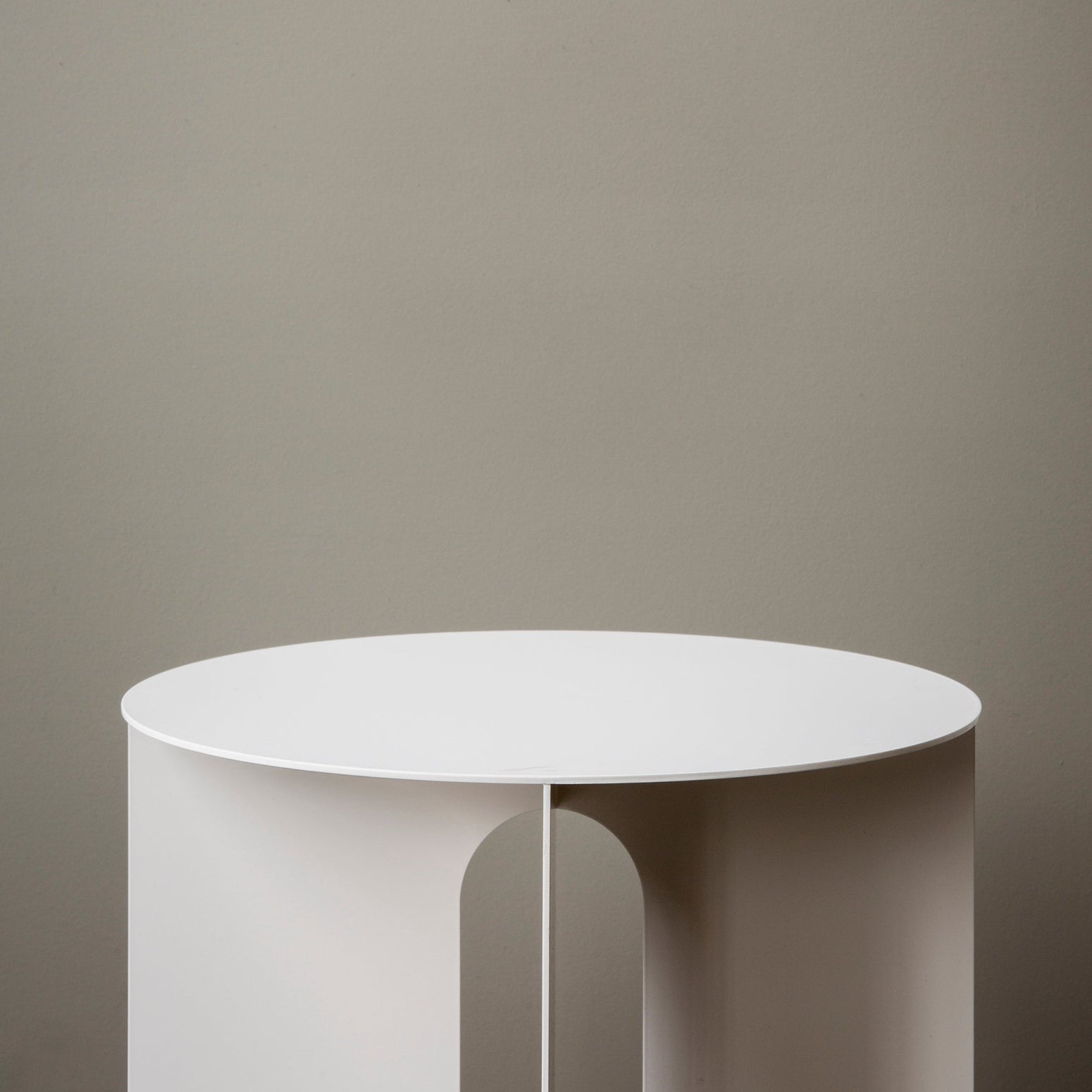 Sidebord Androgyne Side Table Ø40 cm fra Audo Copenhagen med hvitt understell uten marmortopp.