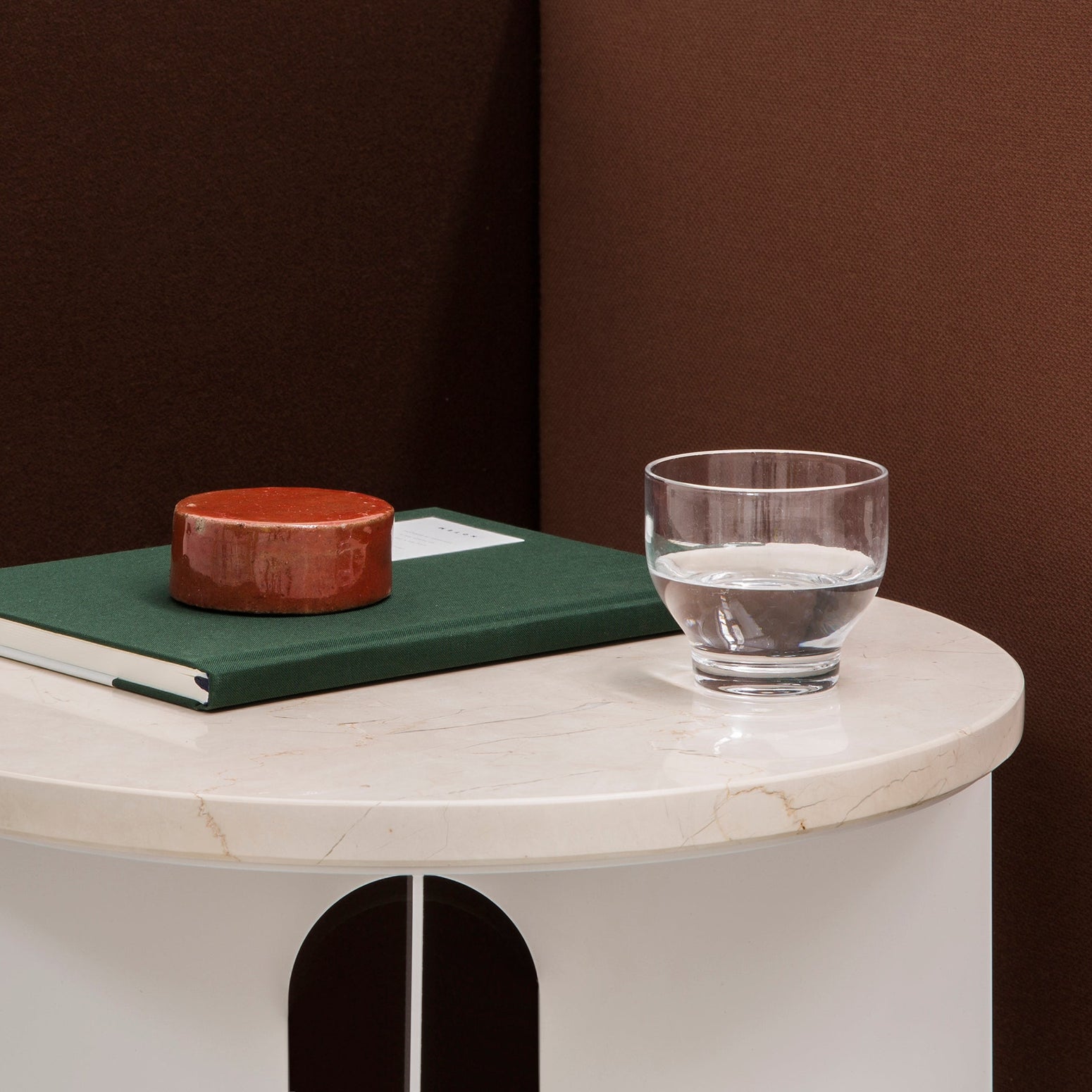 Sidebord Androgyne Side Table Ø40 cm fra Audo Copenhagen med hvitt understell og bordplate i beige/ Crystal Rose Marble.
