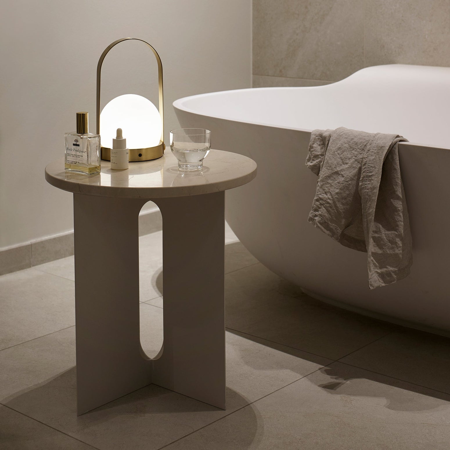 Sidebord Androgyne Side Table Ø40 cm fra Audo Copenhagen med hvitt understell og bordplate i beige/ Crystal Rose Marble.