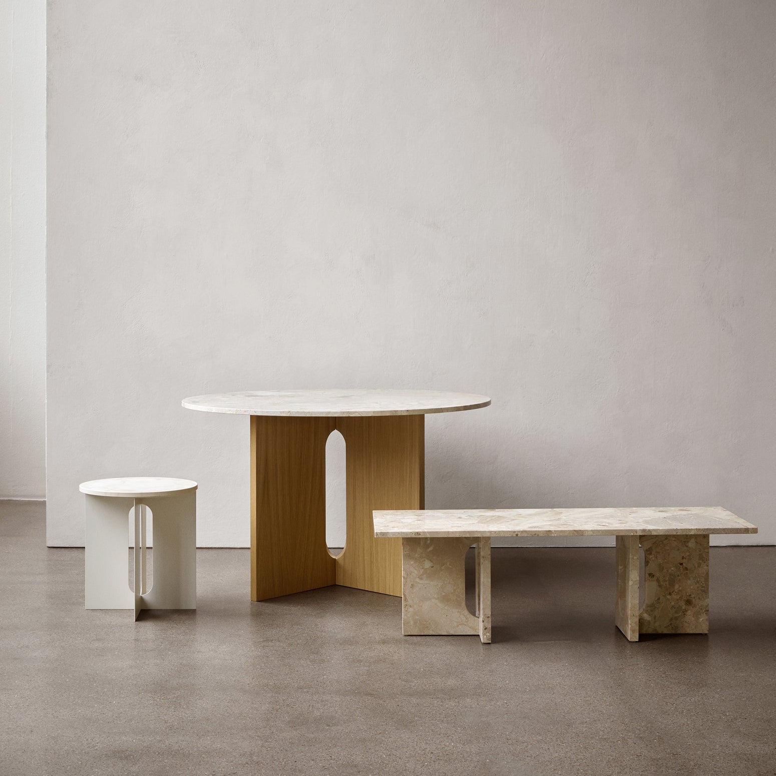 Sidebord Androgyne Side Table Ø40 cm fra Audo Copenhagen med hvitt understell og bordplate i beige/ Crystal Rose Marble med resten av Androgryne-serien.