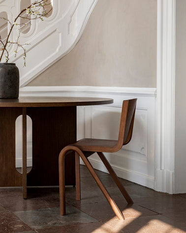 Bilde av spisebordet Androgyne og spisestuestol Ready i elegant, mørkt tre, begge fra Menu. Materialet er mørkbeiset eik.