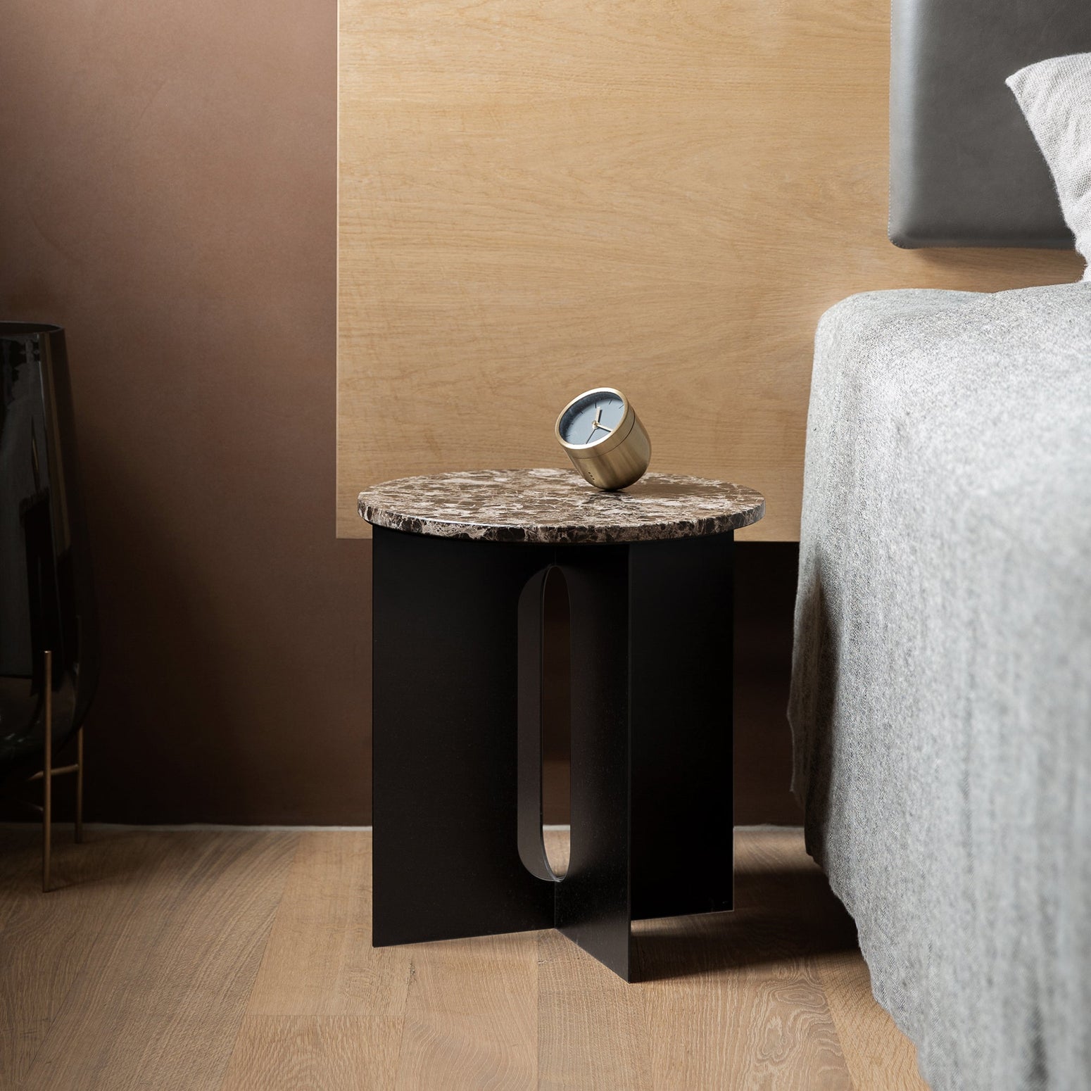 Sidebord Androgyne Side Table Ø40 cm fra Audo Copenhagen med svart understell og bordplate i brun/ Emperador Marble.