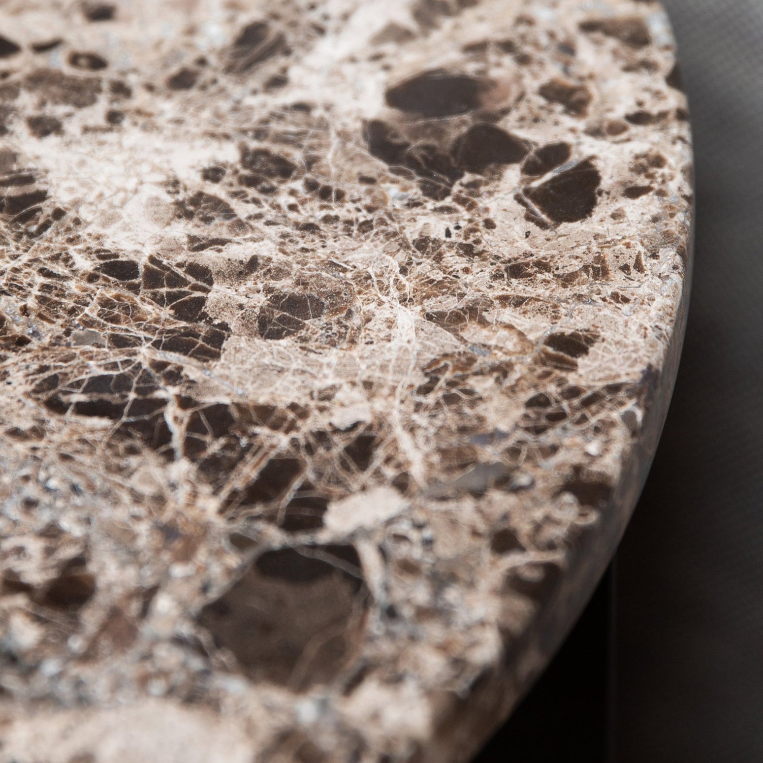 Bordplate i brun/ Emperador Marble til sidebordet Androgyne Side Table Ø40 cm fra Audo Copenhagen.