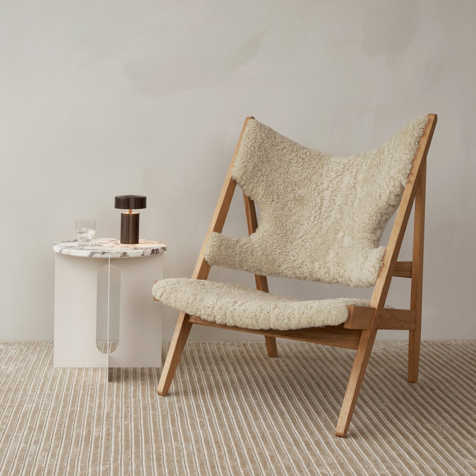 Sidebord Androgyne Side Table Ø40 cm fra Audo Copenhagen med hvitt understell og bordplate i hvitgrå/ Calcatta Viola.