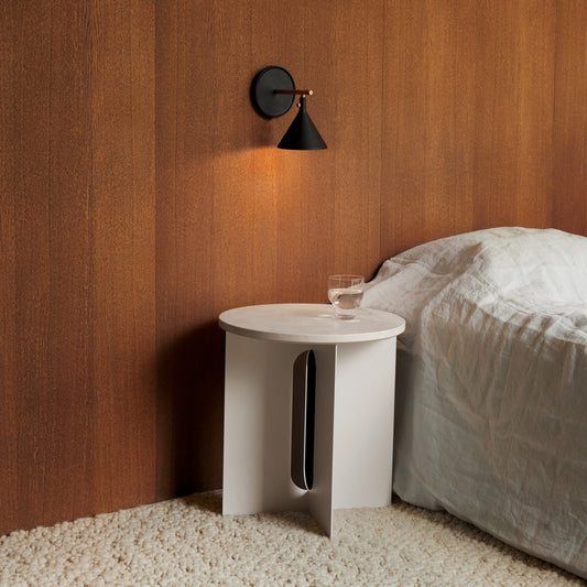 Sidebord Androgyne Side Table Ø40 cm fra Audo Copenhagen med hvitt understell og bordplate i beige/ Crystal Rose Marble.