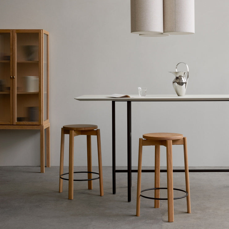 Barkrakken Passage Counter Stool fra Audo Copenhagen: Med klare referanser til dansk møbelhåndverk har designerne i studioet Krøyer-Sætter-Lassen tegnet frem Passage-kolleksjonen i heltre FSC-sertifisert massiv eik som leveres flatpakket, slik at du (enkelt) kan sette sammen møblene selv – og spare miljøet.