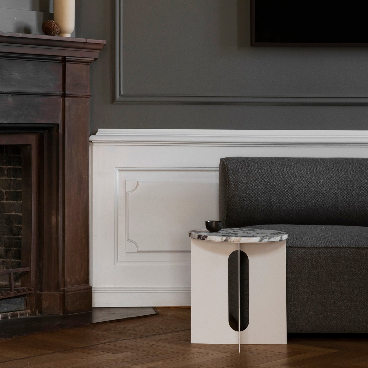 Sidebord Androgyne Side Table Ø40 cm fra Audo Copenhagen med hvitt understell og bordplate i hvitgrå/ Calcatta Viola.