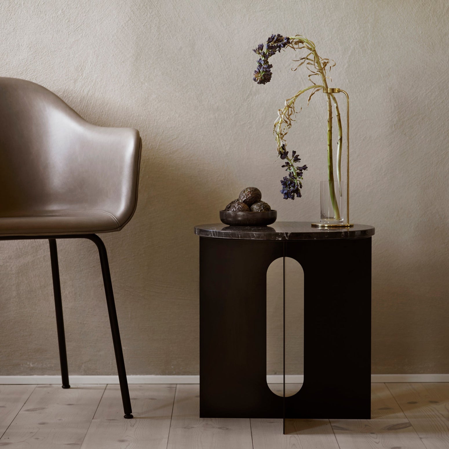 Sidebord Androgyne Side Table Ø40 cm fra Audo Copenhagen med svart understell og bordplate i sort/ Black Marble Marquina.
