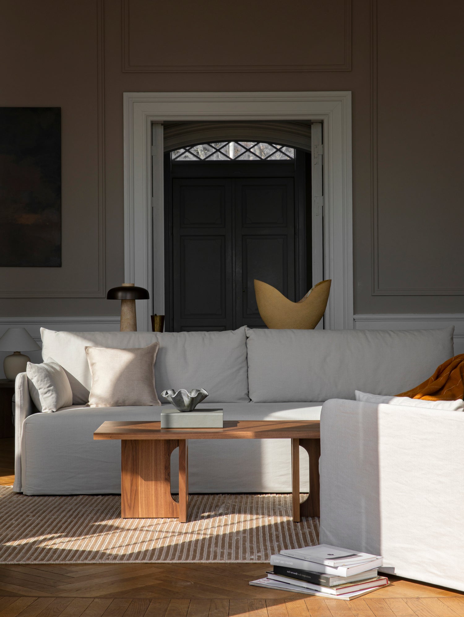 Stilren sofa Offset fra Audo Copenhagen kommer som 3-seter, 2-seter og 1-seter. En minimalistisk sofa som kommer i flere fine farger og tekstiler!