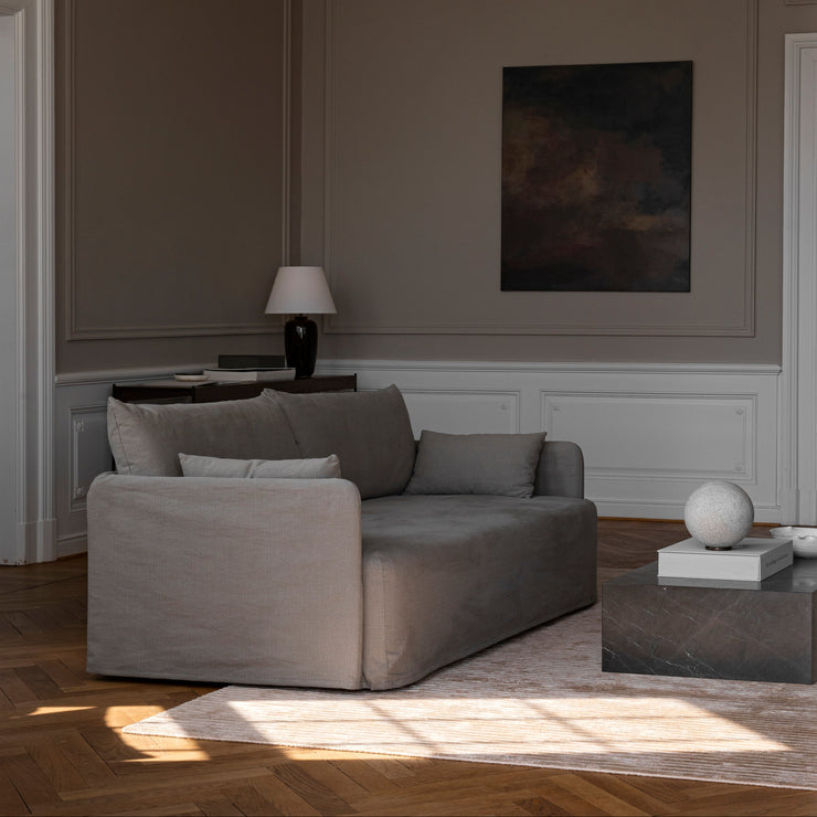 Sofa med stilrent og klassisk design, med avtagbart trekk. Praktisk og fint!