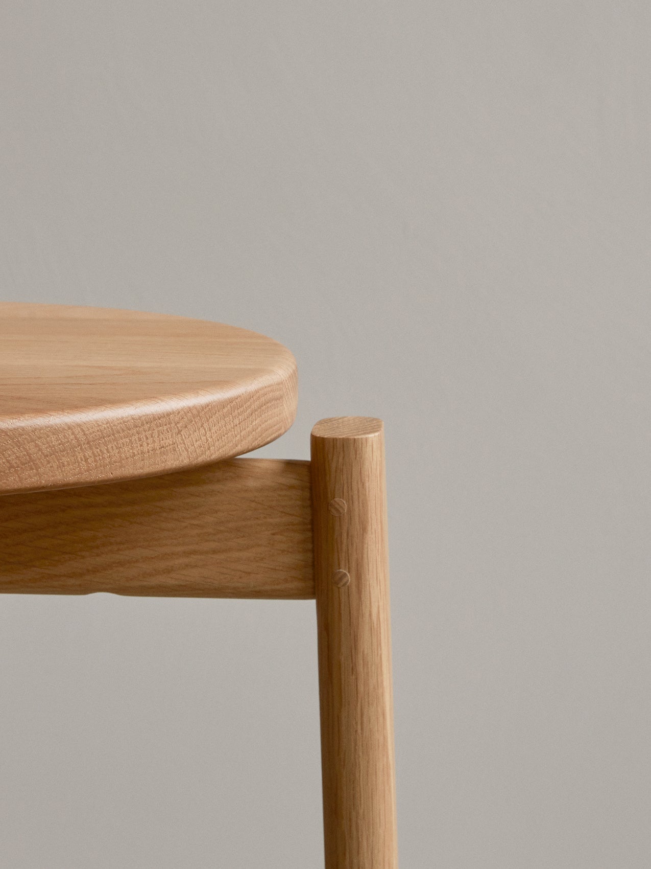 Vi liker formspråket godt – serien er renskåren og ærlig i designet – og så er man sikret en komfortabel sittestilling takket være den krombelagte fotstøtten nederst. Designerne ønsker at objektene de lager skal være like deler logiske, funksjonelle og skulpturelle, og her synes vi så absolutt de har lykkes med det!