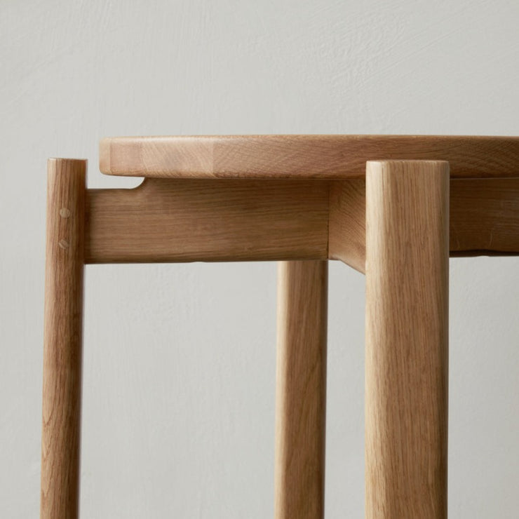 Passage er inspirert av danske møbelsnekkertradisjoner og eldgamle teknikker, men er laget for samtiden. Krakken Passage Stool er laget av FSC-sertifisert treverk og leveres flatpakket, slik at du (enkelt) kan sette den sammen selv.