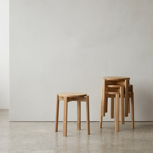 På jakt etter funksjonelle møbler som oser av klassisk, dansk design samtidig som det tar vare på miljøet? Da er serien Passage fra Audo Copenhagen definitivt noe for deg. Den allsidige krakken Passage Stool fra Audo Copenhagen er perfekt når du trenger en ekstra sitteplass (eller to) ved spisebordet eller kontorpulten. 