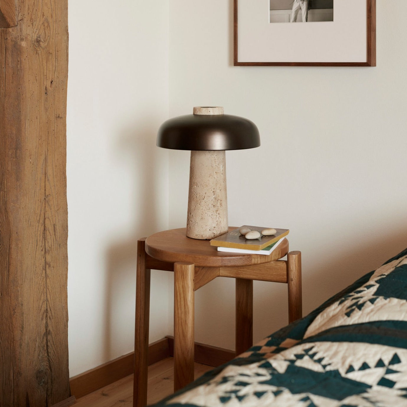 Krakken Passage Stool fra Audo Copenhagen i eik er også superfin å bruke som et alternativ til nattbord.
