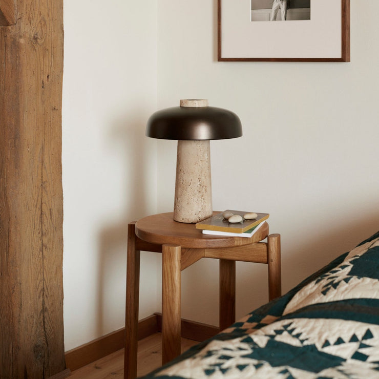 Krakken Passage Stool fra Audo Copenhagen i eik er også superfin å bruke som et alternativ til nattbord.