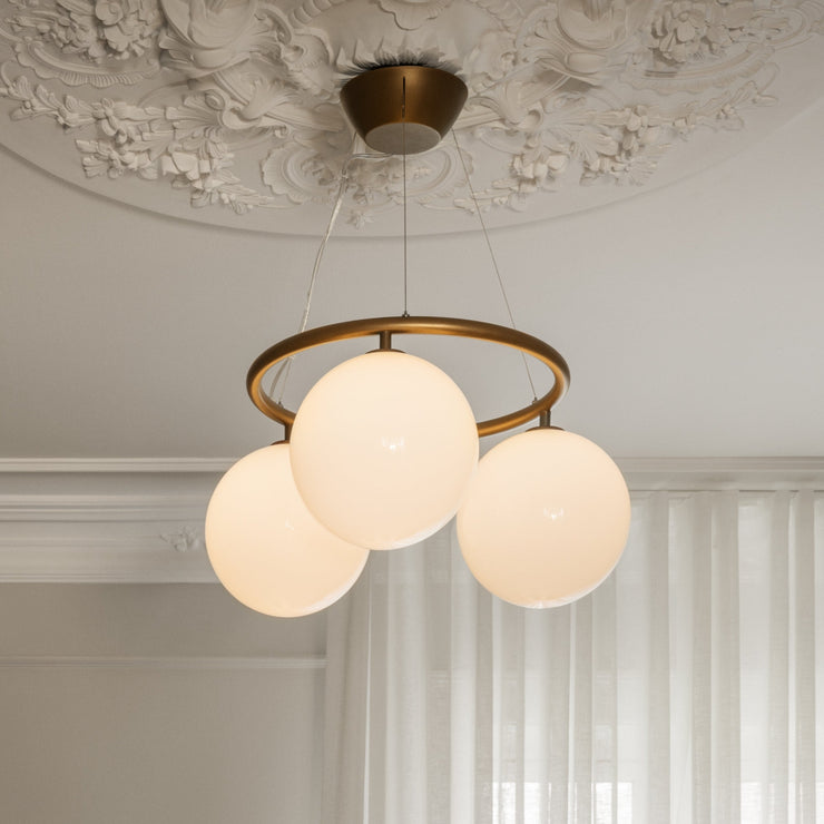 Det stilrene designet gjør at taklampen Miira Circular fra Nuura fint kan henge i en detaljert rosett som vist her. Da tilfører du innredningen en spennende kontrast!