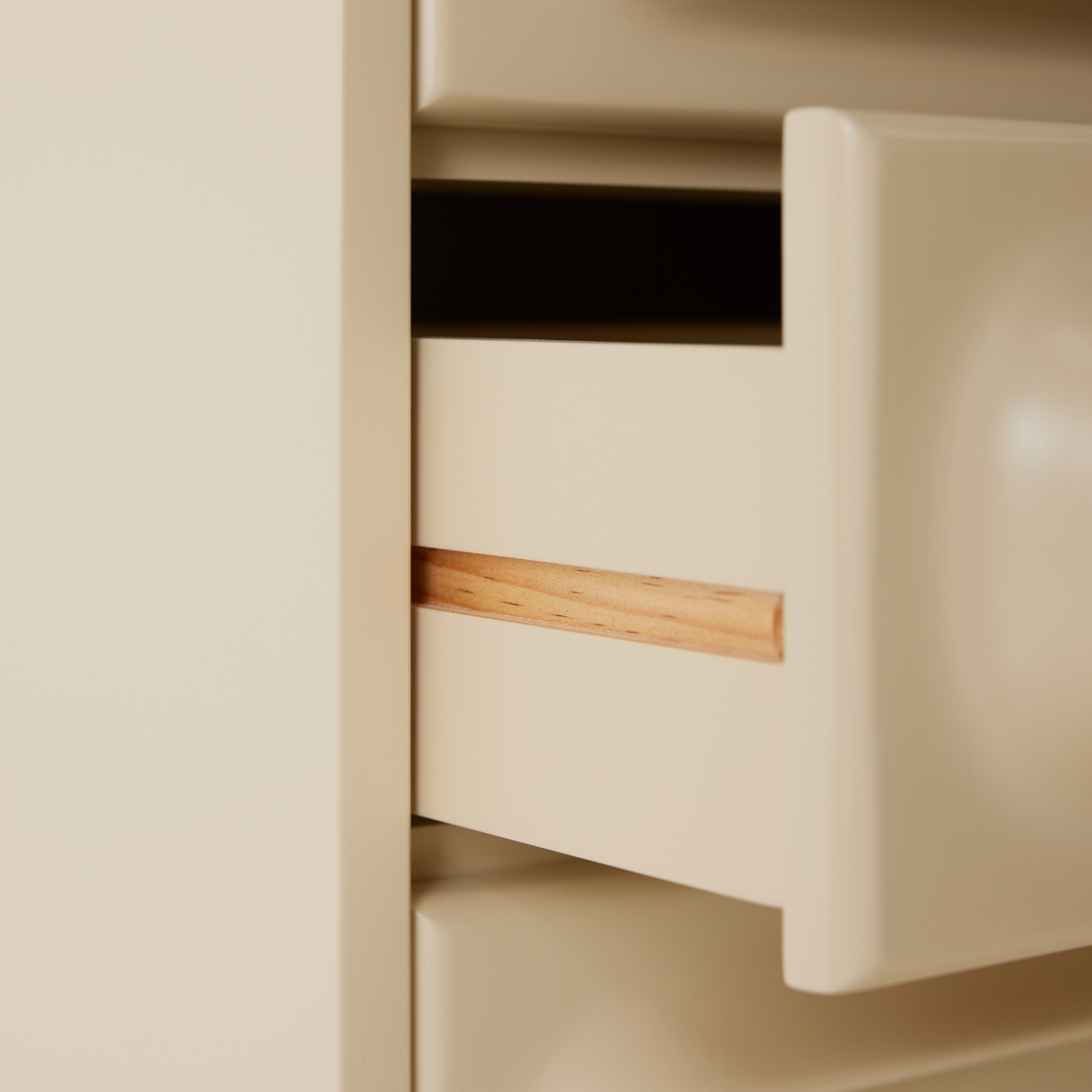 Skuffeseksjonen Space Drawer Cabinet i fargen Cream.