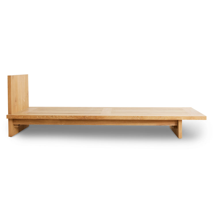 Selve rammen er laget i teak. Teak er særs motstandsdyktig mot vær og vind, det krever generelt lite vedlikehold, og kan vare ekstremt lenge hvis du behandler det riktig. 