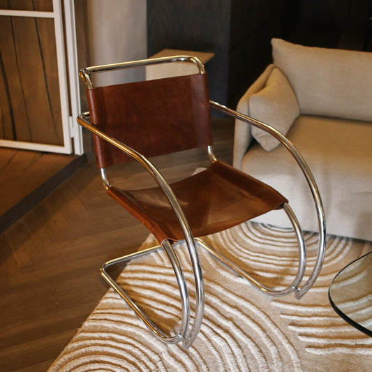 De fineste interiørene har en miks av gammelt og nytt – og derfor elsker vi å legge til vintagemøbler i innredningen hjemme! En av de enkleste måtene å gjøre dette på er ved å inkorporere en vakker lenestol eller to som kan smykke stuen, og som ingen andre (du kjenner) har maken til!  Og er du, som oss, begeistret for vintage stålrørsmøbler er MR20 Lounge Chair i polert krom og patinert mørkebrunt skinn et perfekt eksempel på en slik lenestol. 