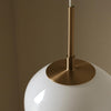Opphenget i børstet messing gir pendellampe MT221 Tulip Pendant fra Carl Hansen & Søn en raffinert finish som kompletterer skjermens enkle, organiske form. 