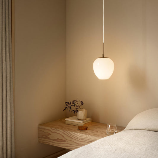 Pendellampe MT221 Tulip Pendant fra Carl Hansen & Søn ble designet av den danske designeren Marianne Tuxen.