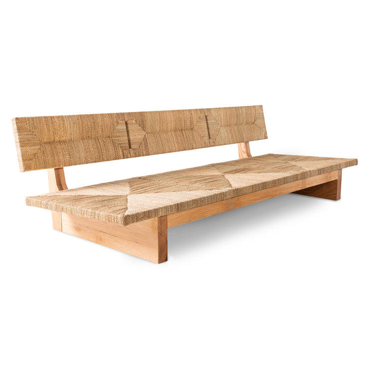 Vi liker godt den lave, dype formen på sofaen Woven Porch Lounge i tre fra HK Living.