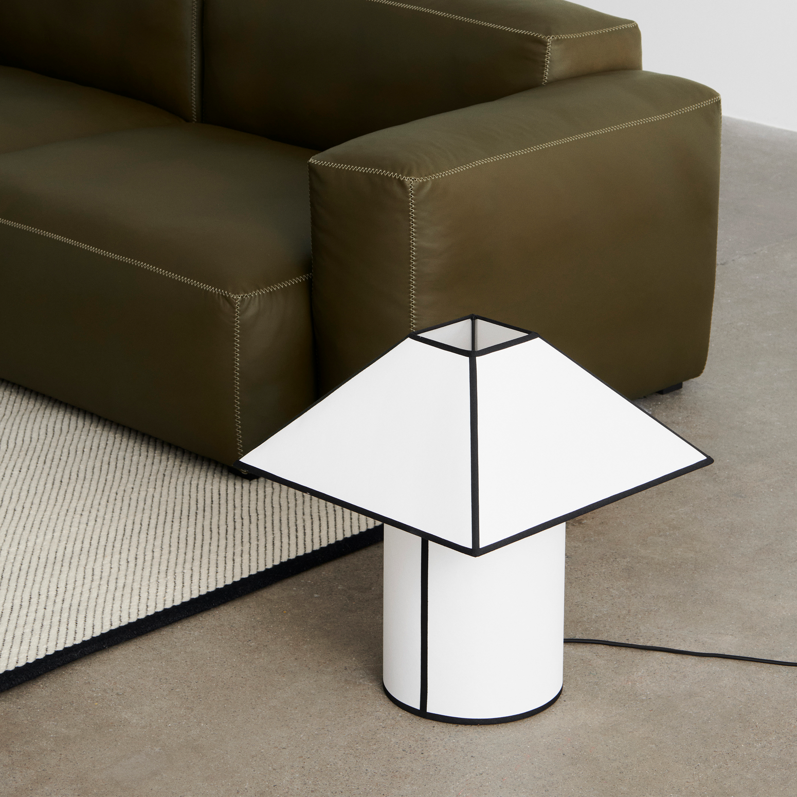 Bordlampe Ava Pyramid Table Lamp 450 fra Hay.