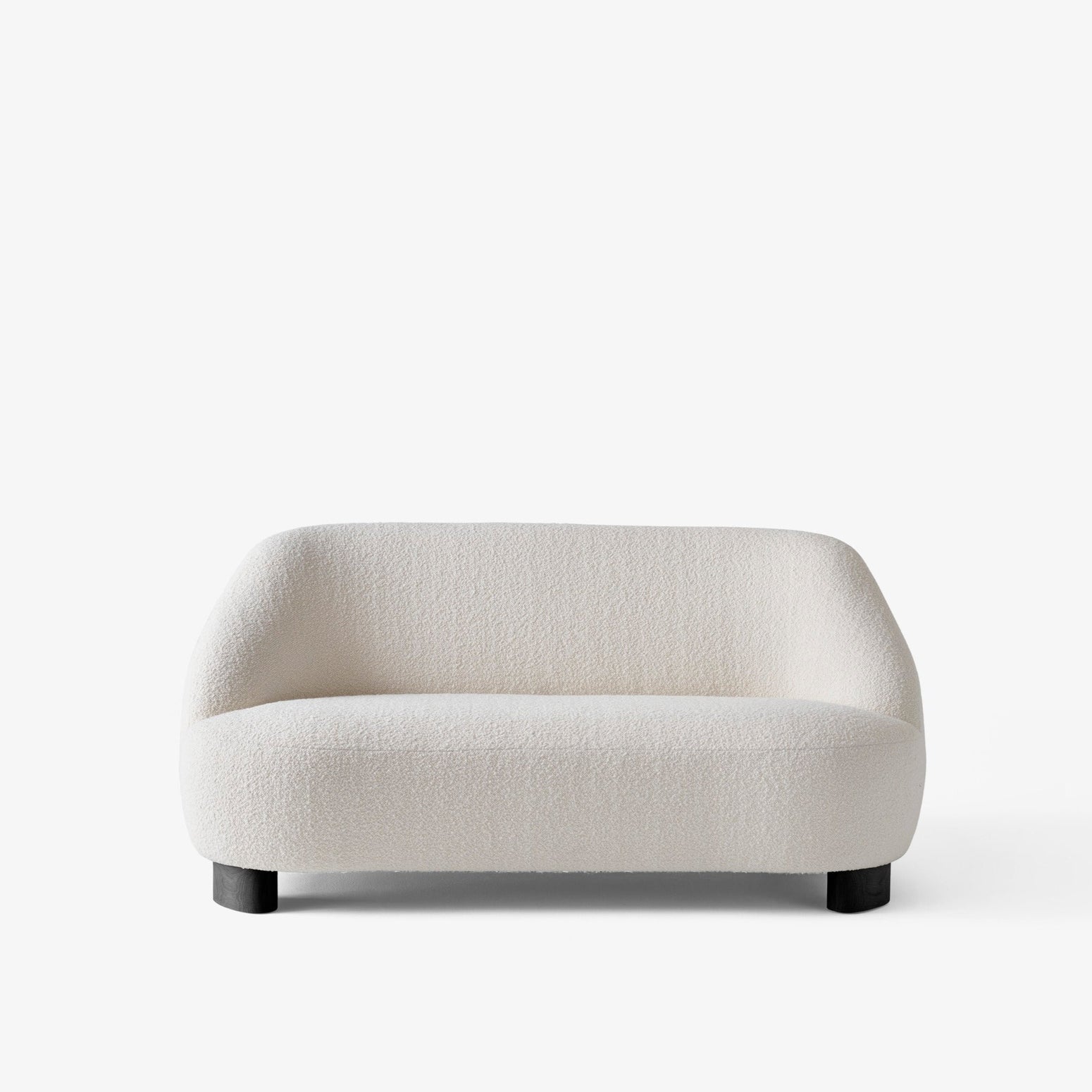 2-seter sofa Margas fra &tradition i tekstil Karakorum 001 med ben i svartlakkert eik. 