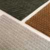 Danske GROUNDWORK Studio sin designfilosofi er at estetikk og tidløshet går hånd i hånd. Teppet Drops, som de har designet for Massimo Copenhagen, er nettopp det – et klassisk og holdbart teppe laget i ren slitesterk New Zealand ull.  Teppet er en del av kolleksjonen Surface, som består av tepper med to forskjellige mønstre. 