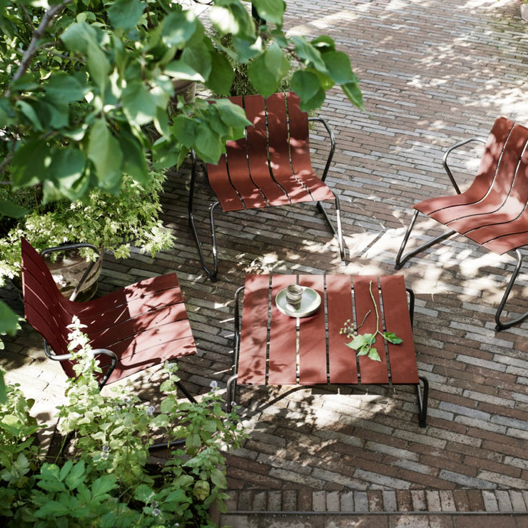 Utemøbler fra Mater: Loungebord og loungestoler i fargen Burnt Red.