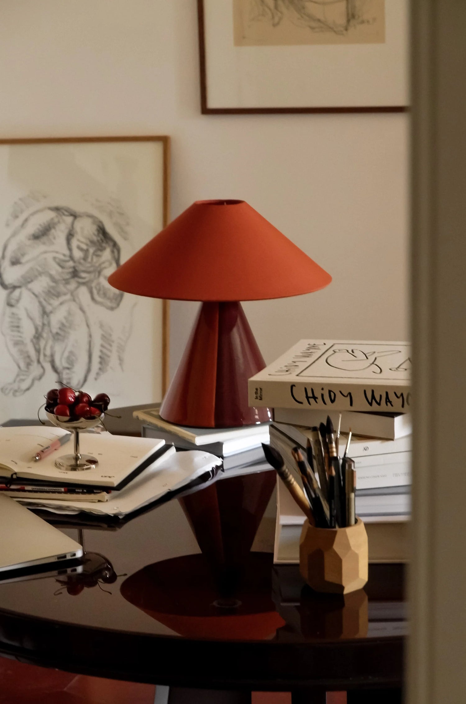 Ute etter en unik bordlampe i keramikk som tilfører interiøret ditt masse personlighet og varme? Vi elsker objekter som innehar det lille ekstra – og samtlige av lampene fra franske Mattina Moderna treffer oss midt i hjertet. De er elegante, litt overraskende og akkurat passe lekne. Perfekt for deg (og oss) som ønsker et unikt blikkfang av en lampe!