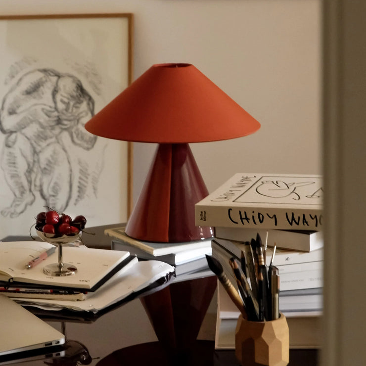 Ute etter en unik bordlampe i keramikk som tilfører interiøret ditt masse personlighet og varme? Vi elsker objekter som innehar det lille ekstra – og samtlige av lampene fra franske Mattina Moderna treffer oss midt i hjertet. De er elegante, litt overraskende og akkurat passe lekne. Perfekt for deg (og oss) som ønsker et unikt blikkfang av en lampe!