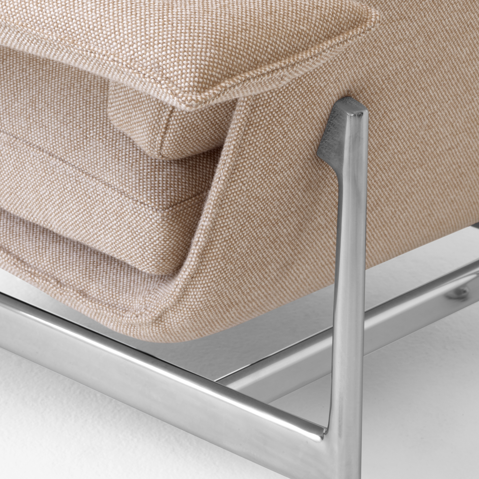 Lenestol Meantime AV29 fra &tradition med ben i polert aluminium, og trukket i Ecriture 0210.
