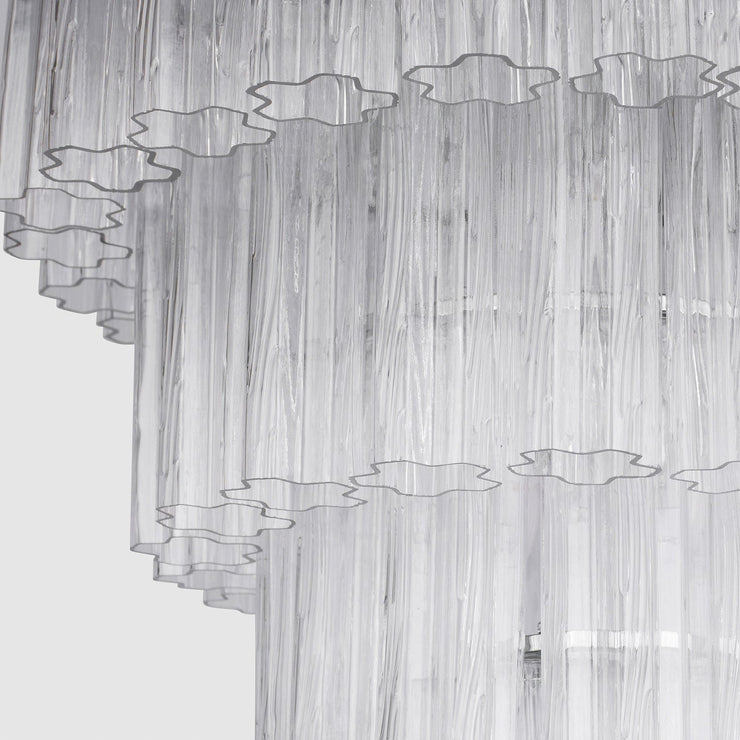 Lysekronen Fontaine 4-layer fra Meublé med klart glass