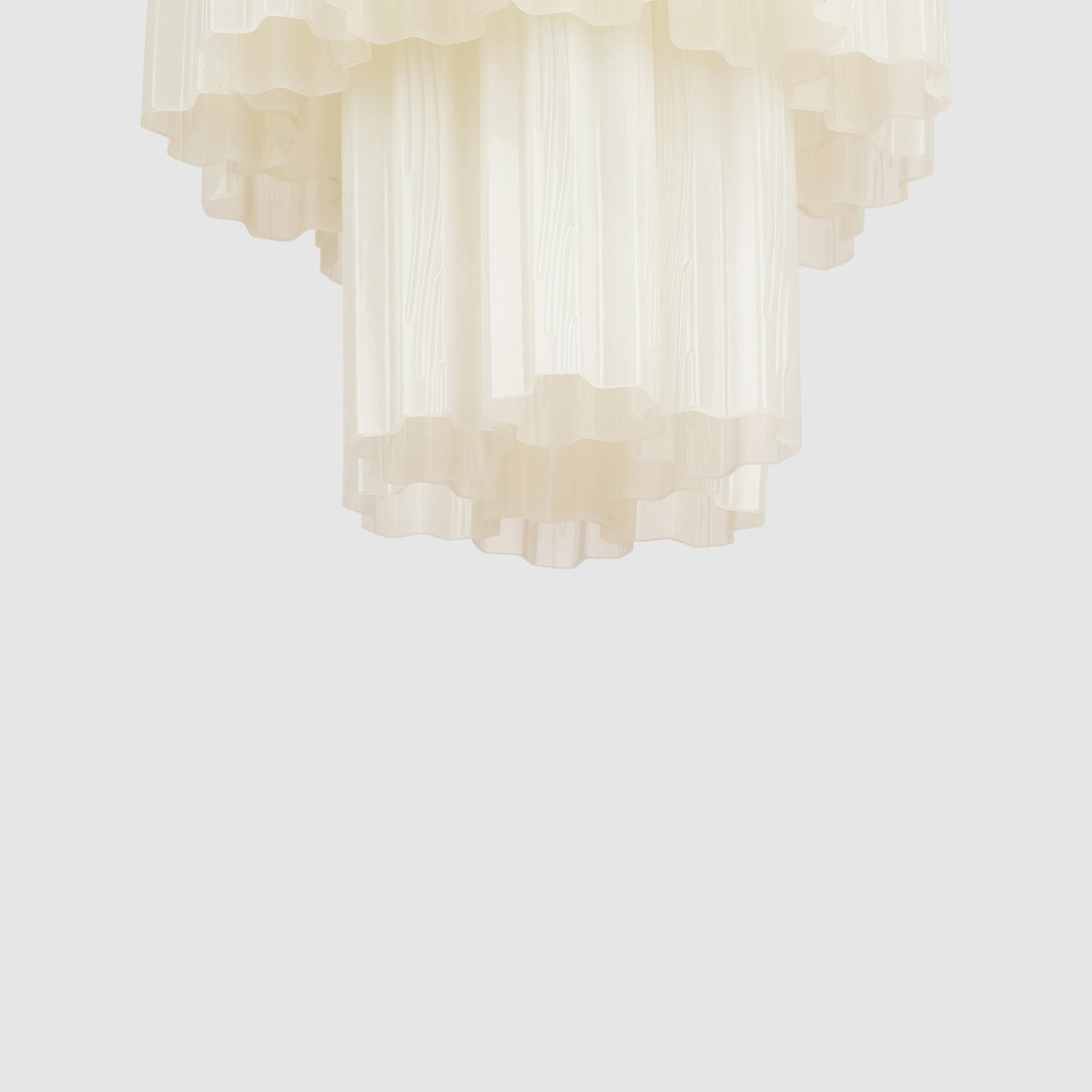 Lysekronen Fontaine Chandelier fra Meublé er perfekt for deg som er ute etter en stor moderne lysekrone som henger nydelig i en rosett, i stuen eller over et spisebord, i en større hall eller i et trappeløp – eller på soverommet!