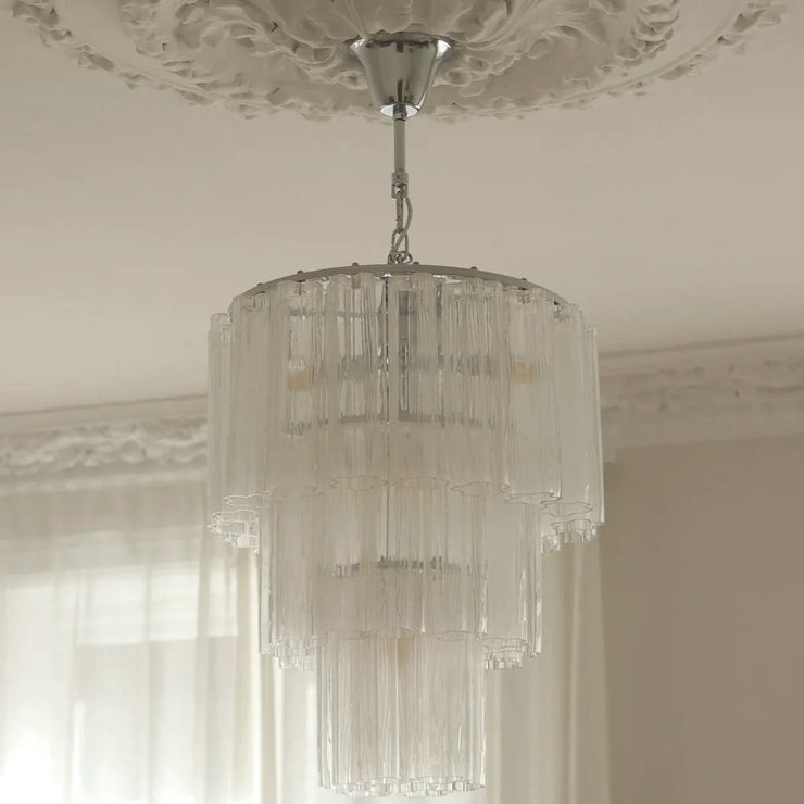 Lysekronen Fontaine 3-layer fra Meublé kan også bestilles med oppheng i krom.