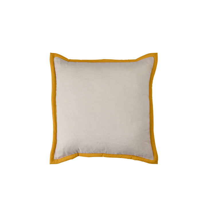 Vi elsker å legge til tekstiler i innredninger og med putetrekket Lily i fargen Ochre fra norske Meublé tilfører du enhver sofa og stol litt ekstra raffinement. Putetrekket er laget i en blanding av lin og bomull i størrelsen 50x50 cm, har en fin struktur – og et nydelig okerfarget kantbånd.