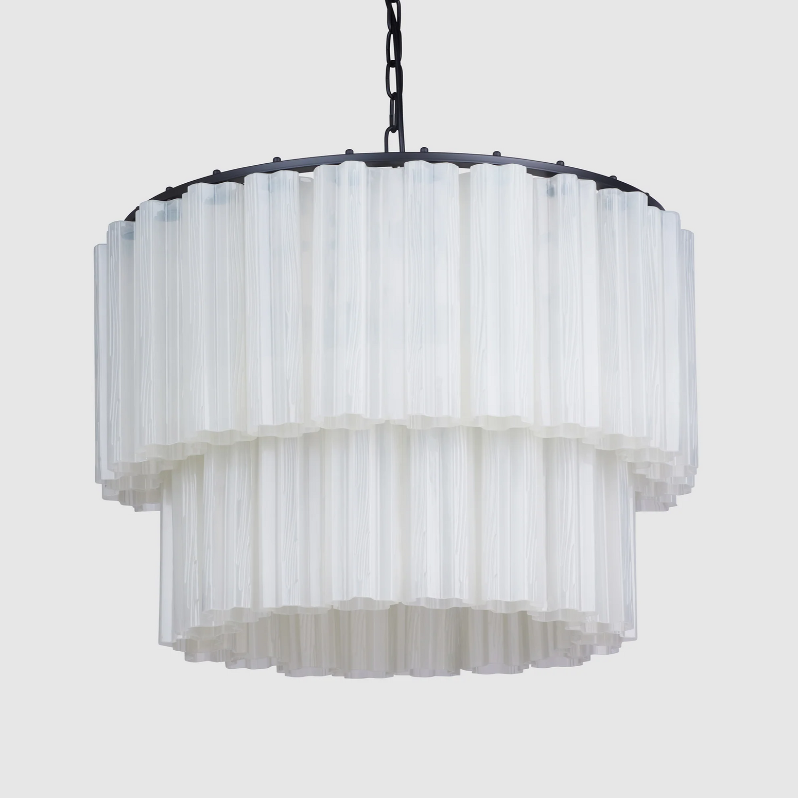 Meublé kombinerer klassisk design med et moderne preg og skaper produkter du skal kunne leve lenge med, både i stil og kvalitet. Her med hvitt glass og svart oppheng.