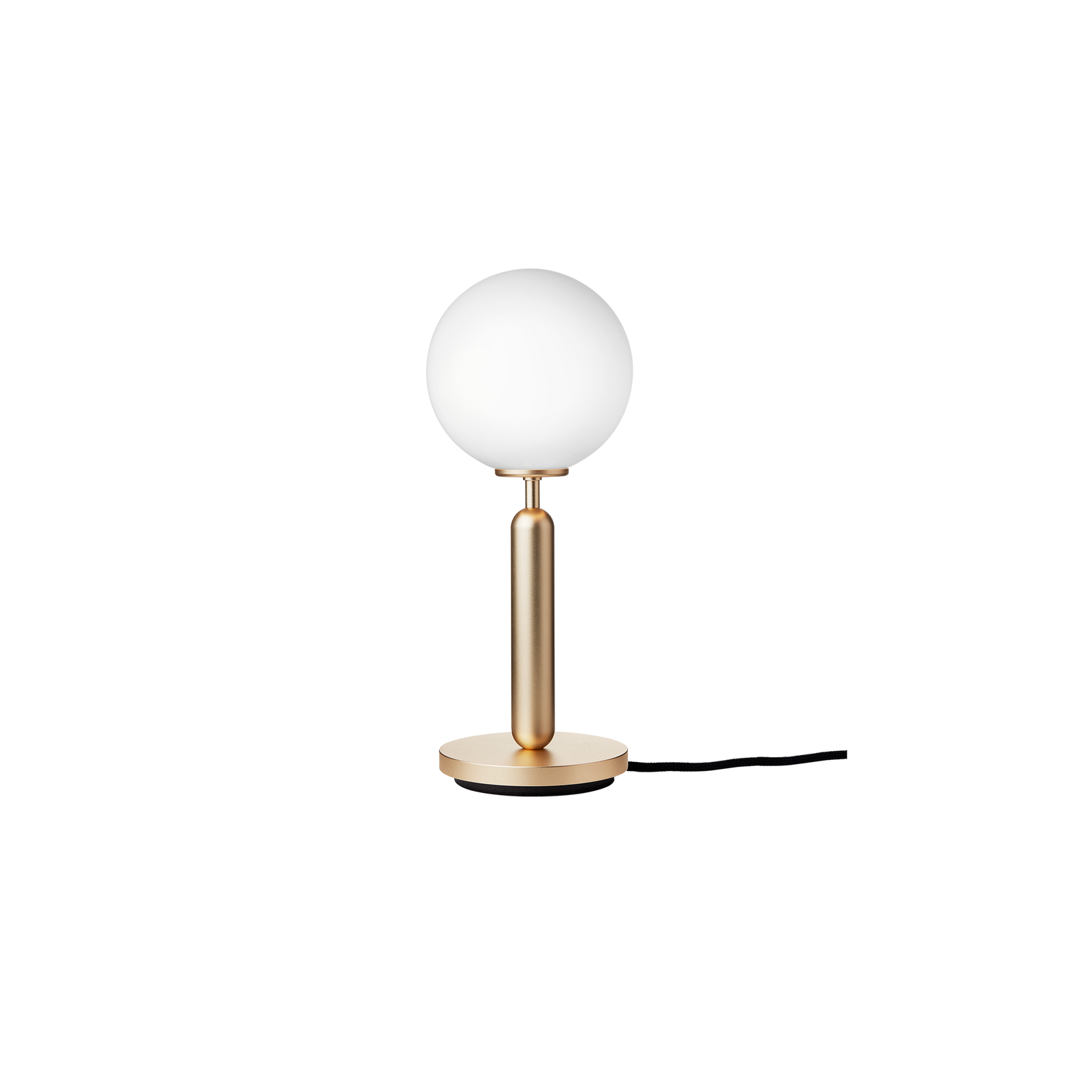 Bordlampe Miira Table fra Nuura med messingfarget lampefot og kuppel i opalglass.