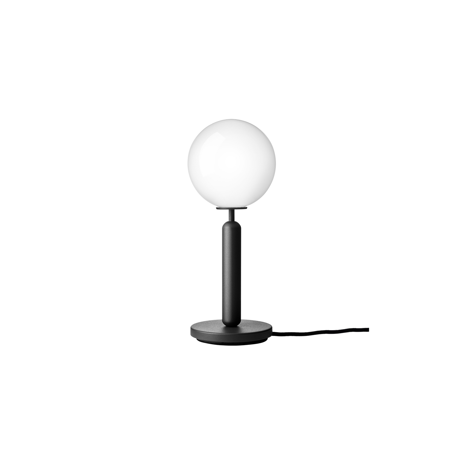 Bordlampe Miira Table fra Nuura med gråsvart lampefot og kuppel i opalglass.