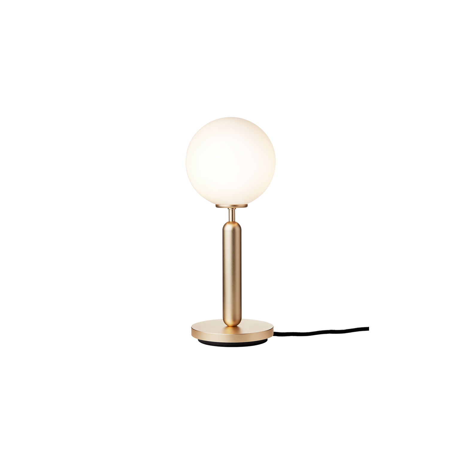 Bordlampe Miira Table fra Nuura med messingfarget lampefot og kuppel i opalglass.