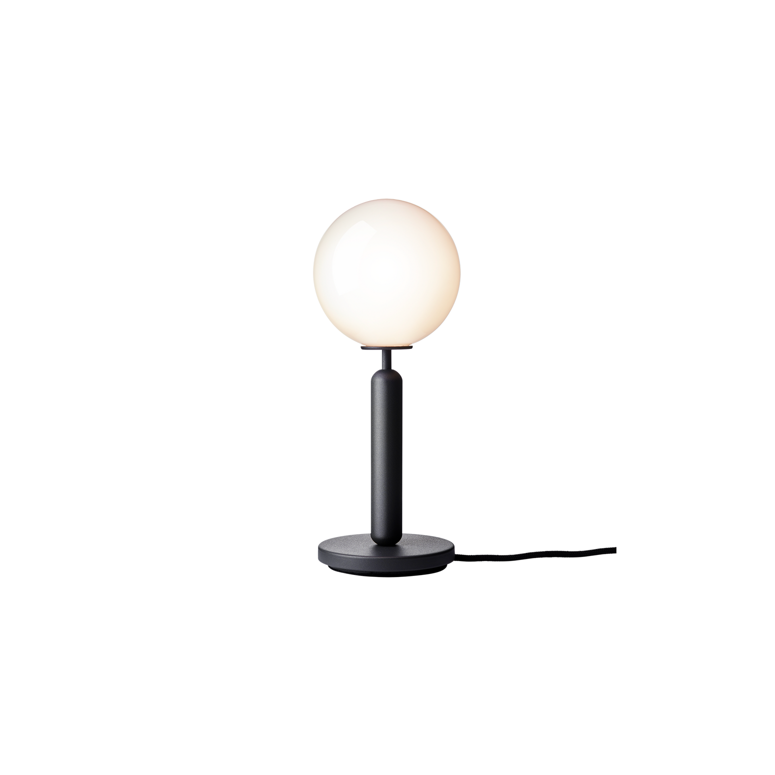 Bordlampe Miira Table fra Nuura med gråsvart lampefot og kuppel i opalglass.