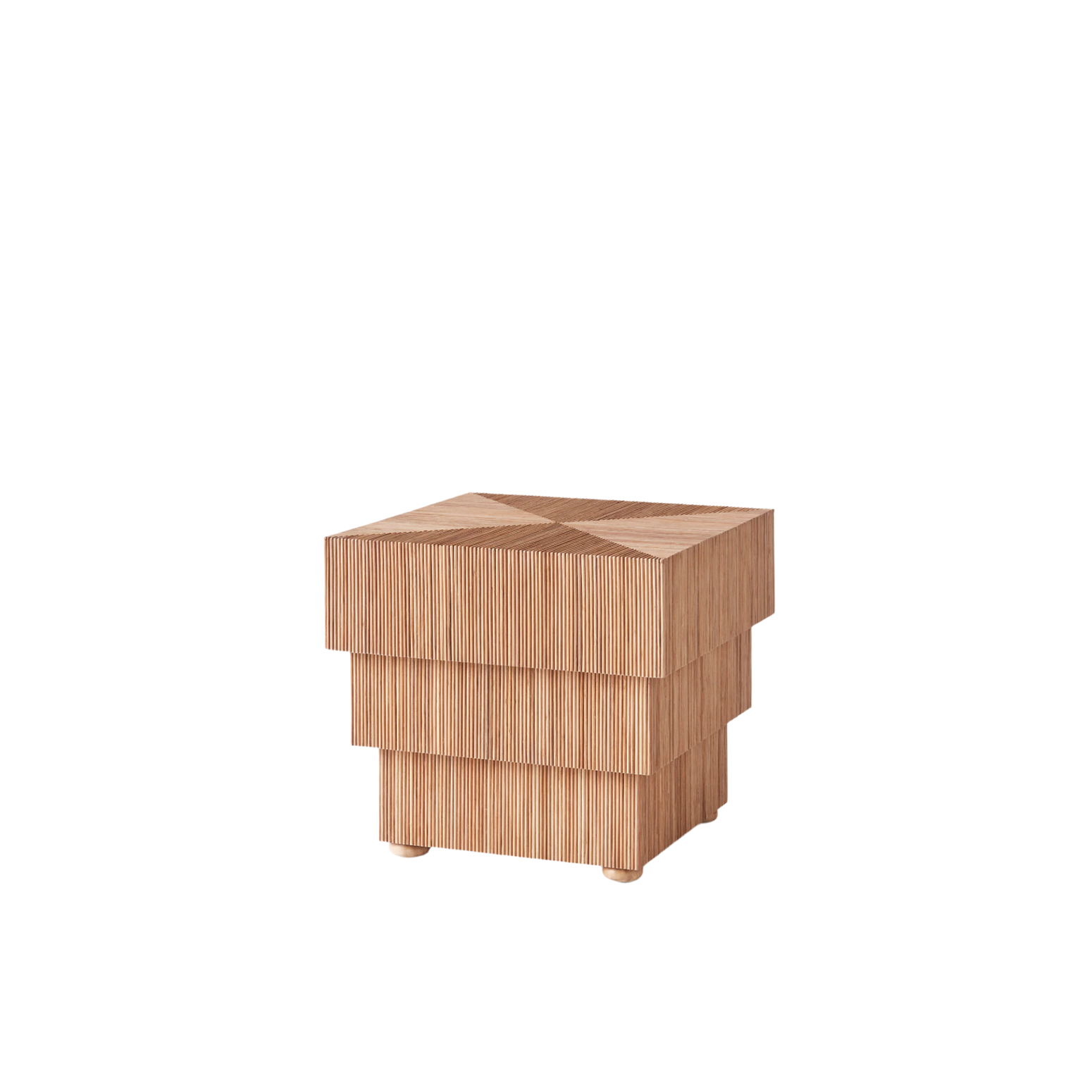 Sidebordet Mikado fra Dusty Deco er et moderne sidebord med vintagepreg. Den unike strukturen er laget av naturlig rotting, der hvert lag varierer litt i størrelse, og bordplaten har et iøynefallende geometrisk mønster – en dynamisk visuell detalj vi liker godt!