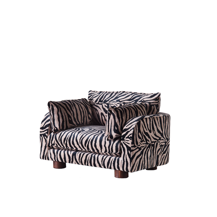Inspirert av det som er en gyllen æra i svensk design, Swedish Grace-stilen, har Miles-serien fra Dusty Deco tydelige referanser til 1920-tallsdesign samtidig som den fremstår moderne – i klassisk Dusty Deco-ånd. Miles Loveseat Zebra, den ekstra generøse lenestolen i kolleksjonen kledd i et elegant sebrastripete tekstil, er en favoritt hos oss. 