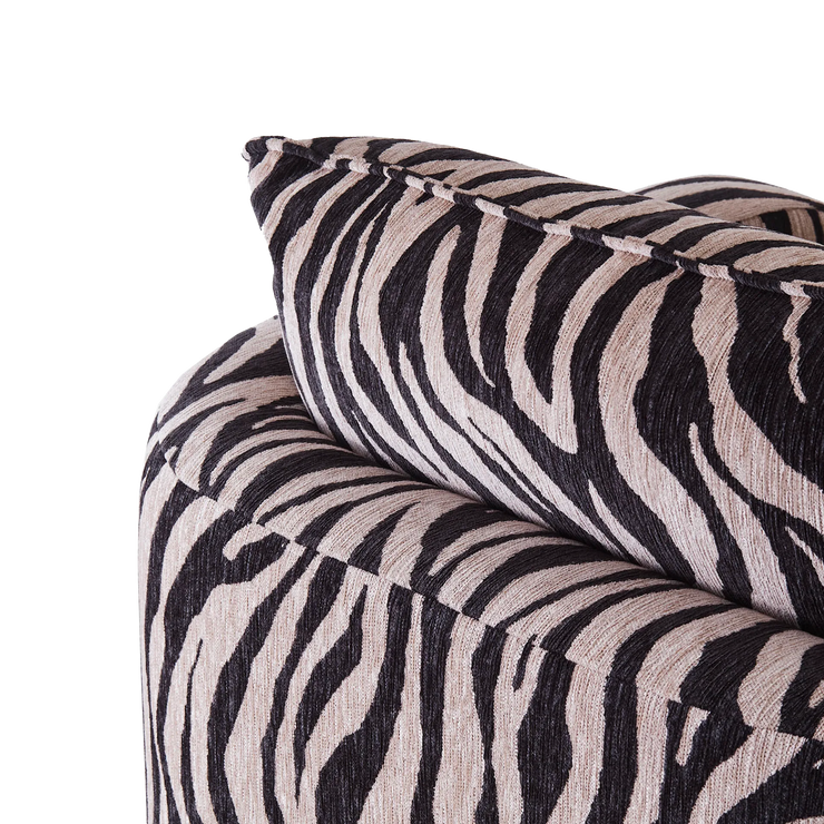 Miles Loveseat Zebra fra Dusty Deco er trukket i det elegante tekstilet Tigriss 01 Taupe fra James Malone.