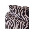 Miles Loveseat Zebra fra Dusty Deco er trukket i det elegante tekstilet Tigriss 01 Taupe fra James Malone.