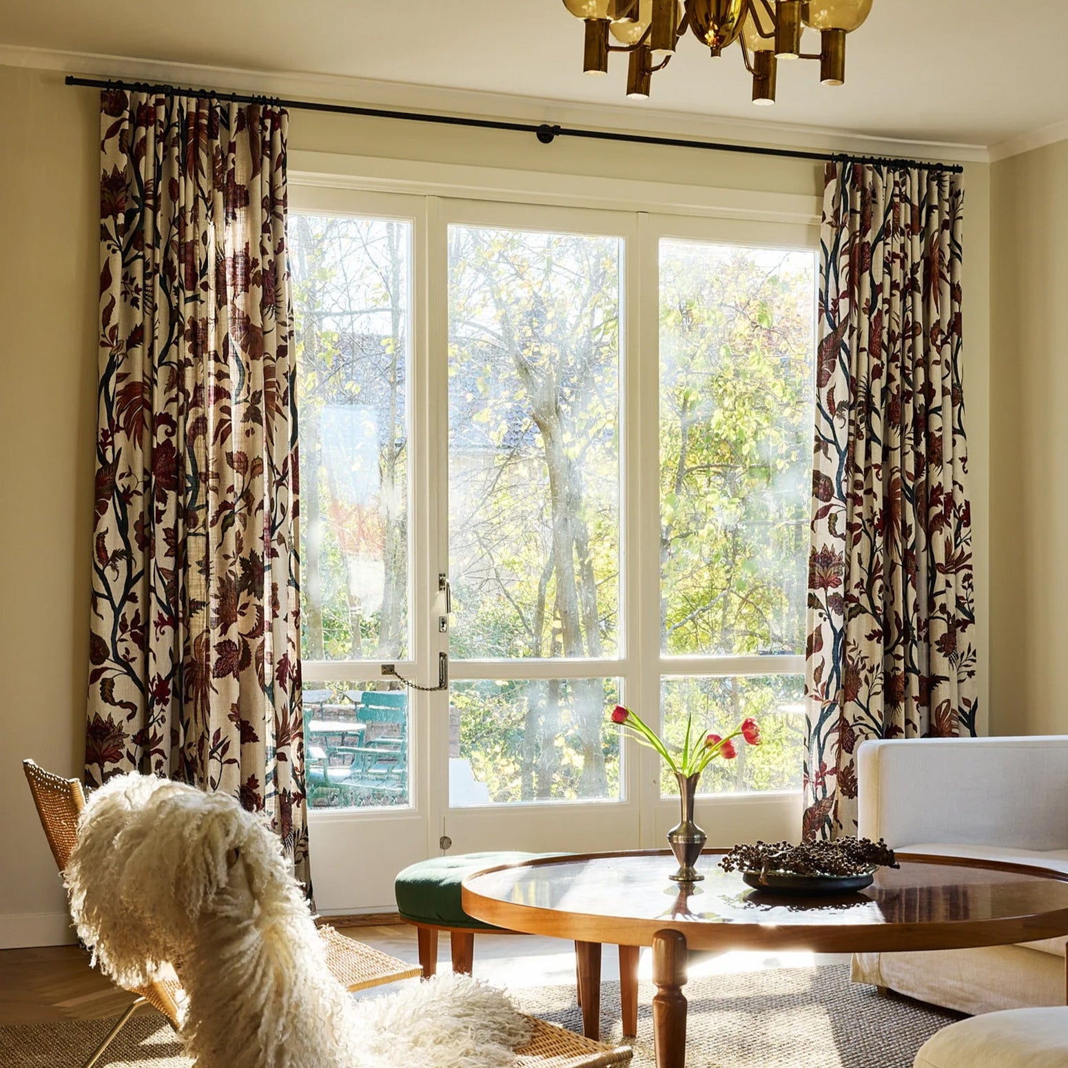 Sylinderformede endeknotter har en diskret avslutning som glir sømløst inn i interiøret - perfekt for et mer nedtonet og moderne uttrykk. Gardinstang på mål fra Gotain med sylinderformede endeknotter/ Minimalist.