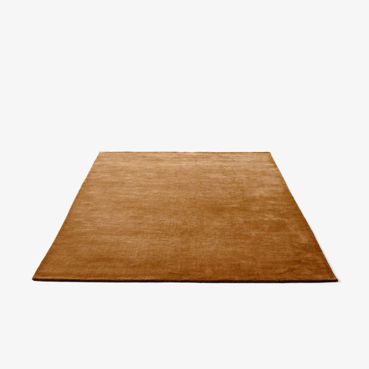 The Moor Rug i fargen Golden Brown. Teppet kommer i to ulike størrelser.