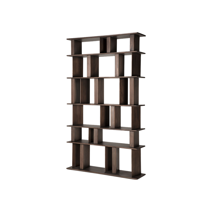 Bokhyllen Block Rack fra Ethnicraft er laget av heltre mahogni med en dyp mørkebrun (espressofarget) beiset og mattlakkert overflate som fremhever materialets struktur.